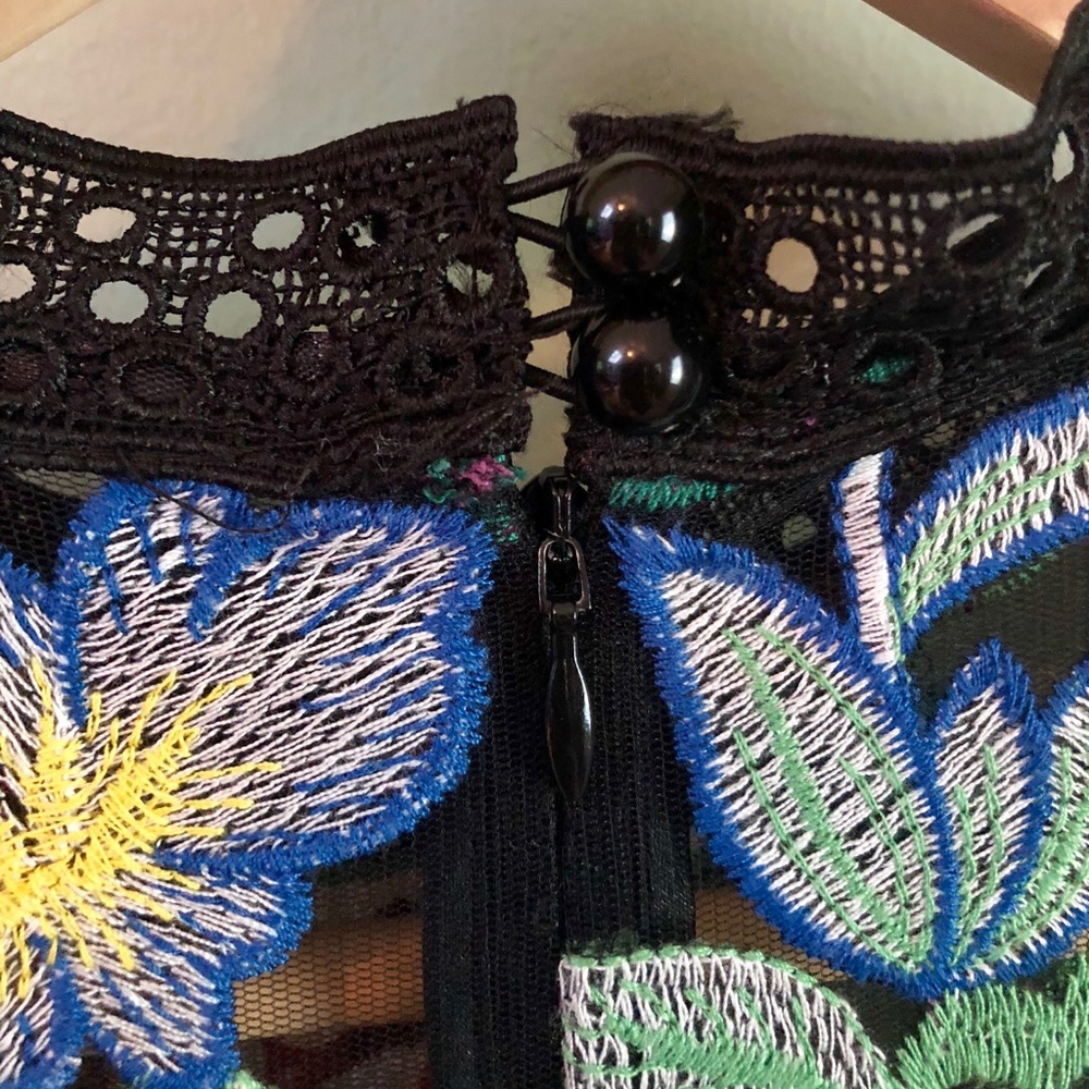 Janine Embroidered Dress - NWOT - size 6 - Picture 7 of 7